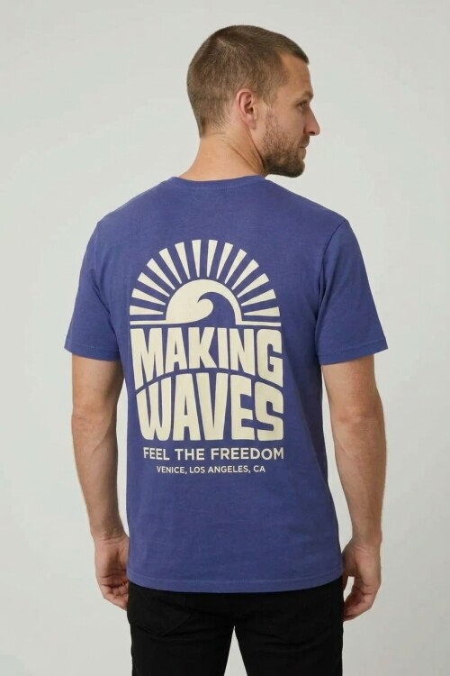 Remera m/c estampada Making Waves AZUL MARINO