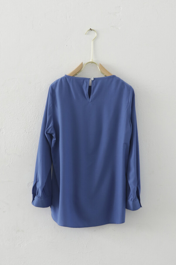 BLUSA A LA BASE AZUL