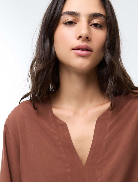 BLUSA DE MANGA TRES CUARTOS EN VISCOSA MARRÓN