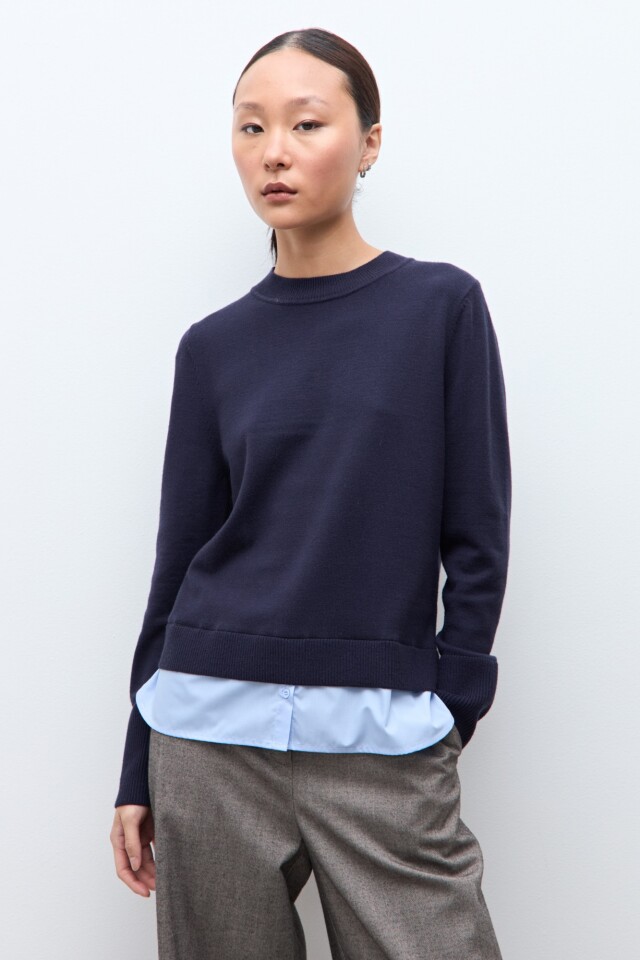 Sweater con camisa azul marino