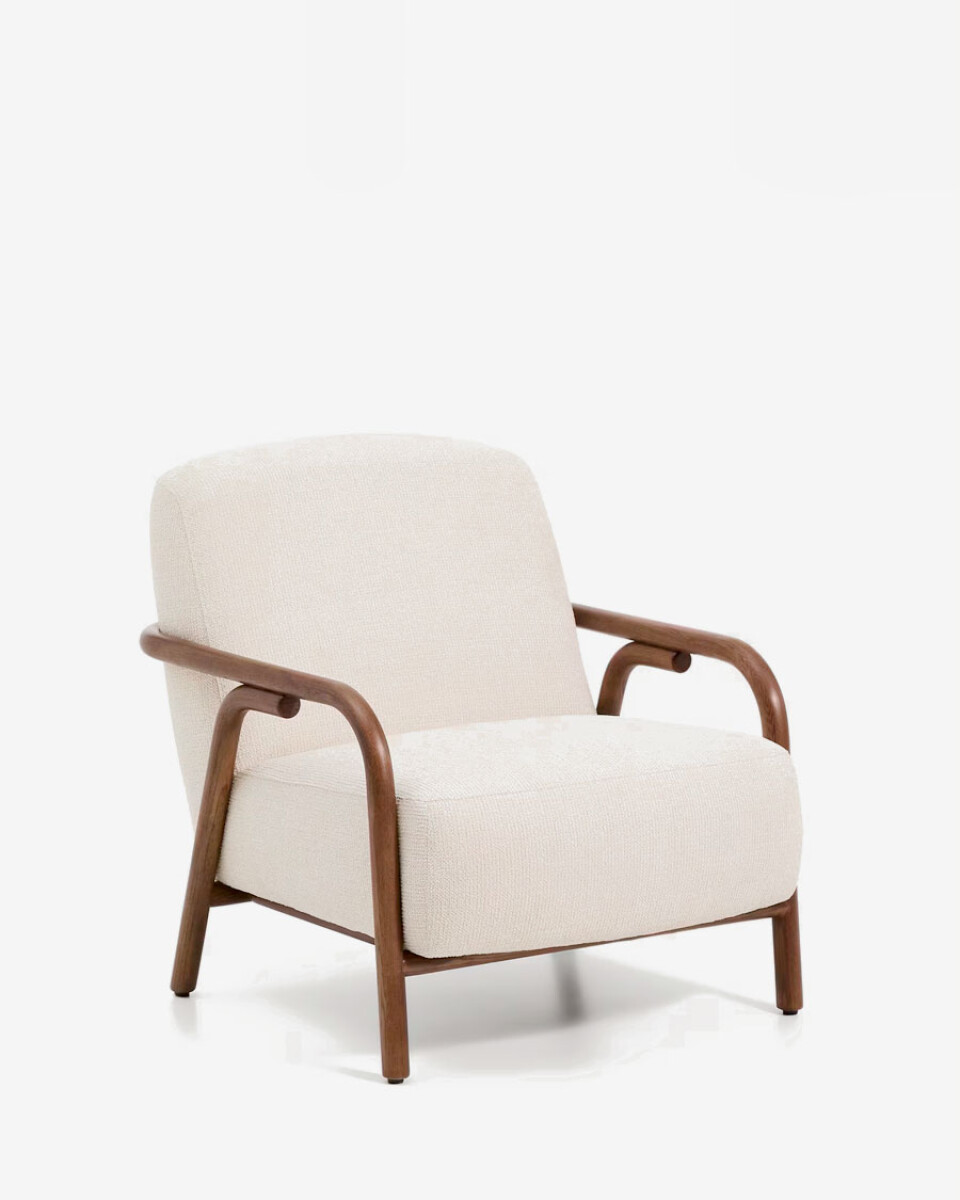 Butaca Sylo de chenilla beige y madera maciza de fresno con acabado tono nogal FSC 100% 