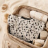 Babero Impermeable Bebé Con Bolsillo Recolector Volados Blanco