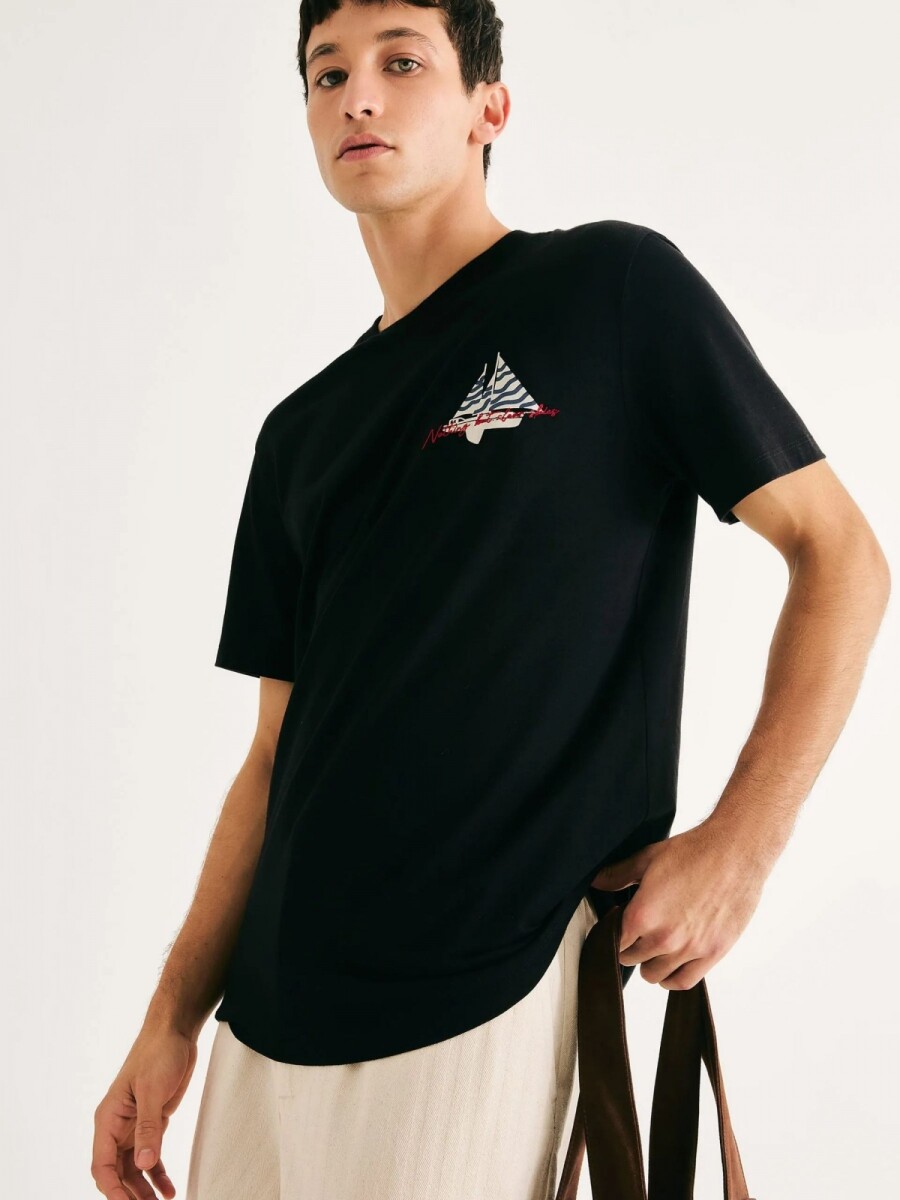 CAMISETA CON ESTAMPA MODELO REGULAR - NEGRO 