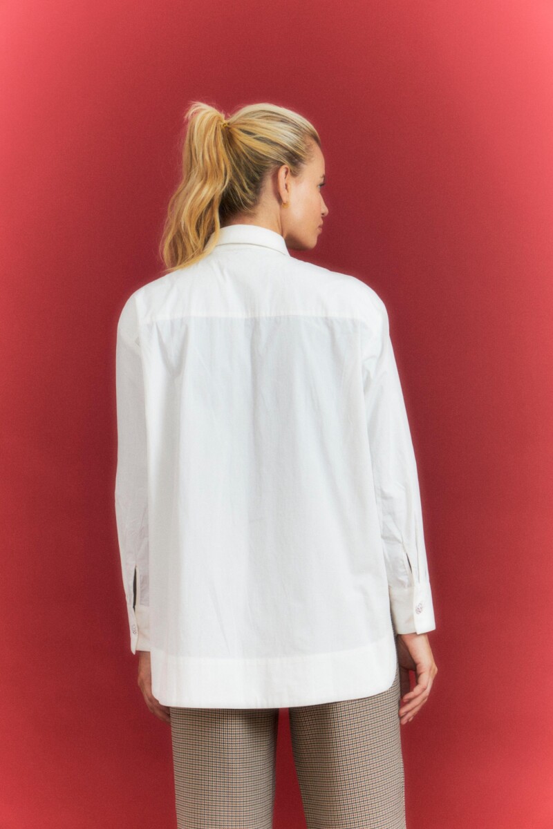 Camisa oversize combinada con ecocuero blanco