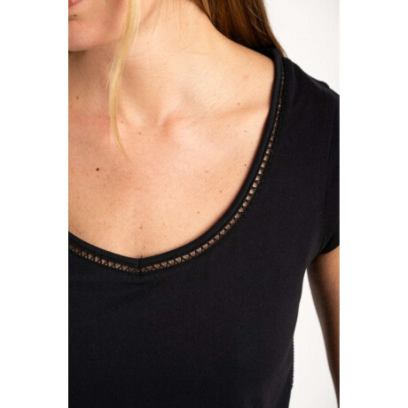 Remera Escote V Puntilla Negro