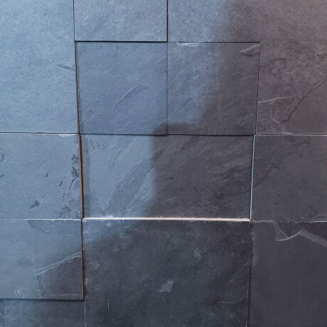 PIEDRA ARDOSIA NATURAL NEGRA PARA PARED CON RELIEVE Y DESNIVEL 30X30 000