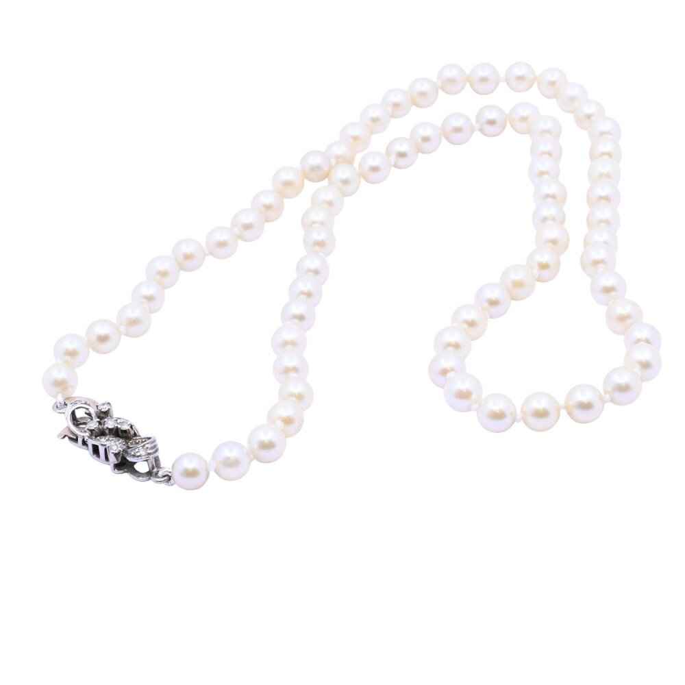 Collar de perlas de cultivo y broche oro 18 k blanco con brillantes. Collar de perlas de cultivo y broche oro 18 k blanco con brillantes.