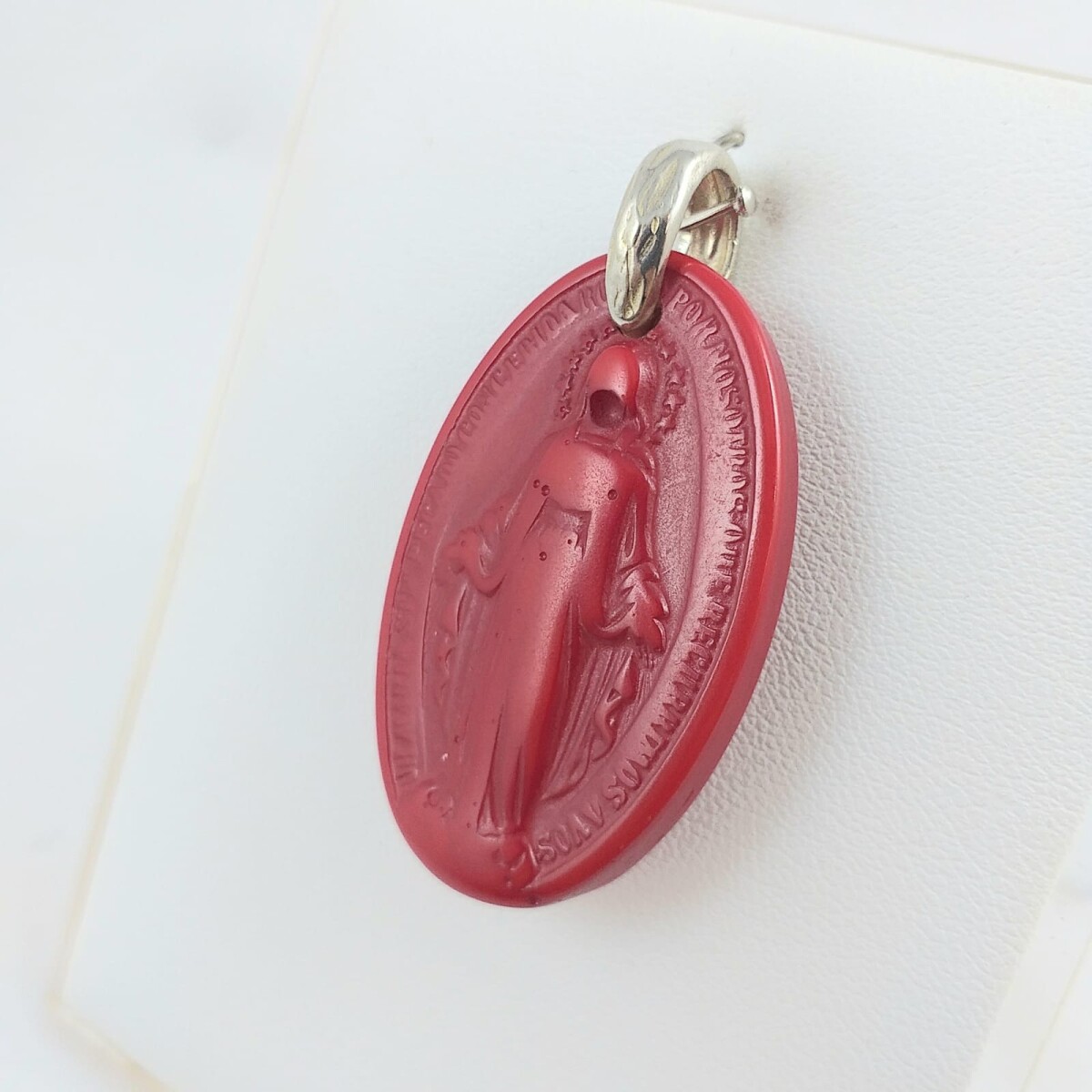 Medalla religiosa resina color rojo Virgen Milagrosa, medidas 4cm*2.5cm, argolla de plata 925. 