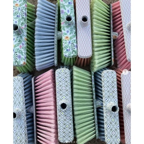 ESCOBA UR647 COLORES SURTIDOS CON DISEÑOS VARIOS 001