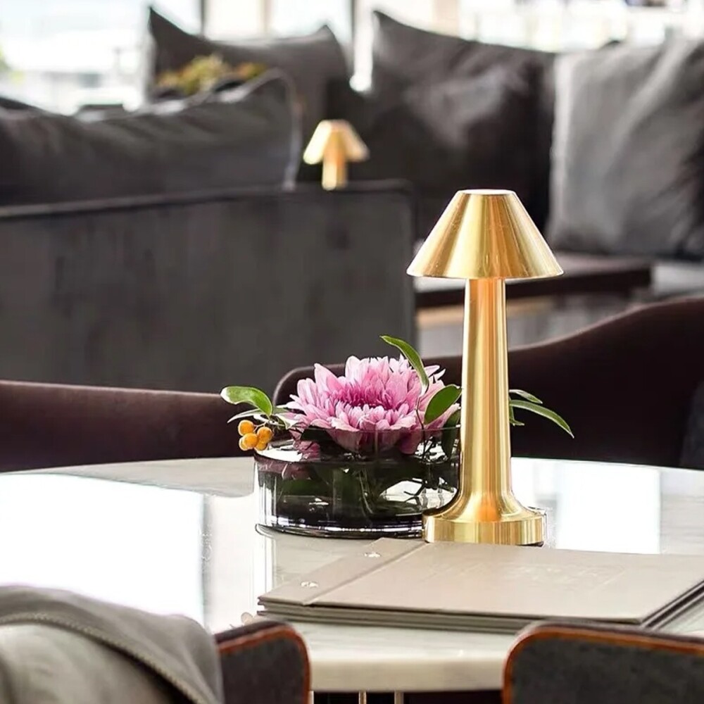 Lampara De Mesa De Luz Led Recargable Con Diseño De Cono Dorado