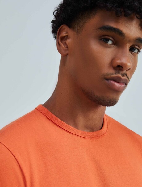 CAMISETA UNISSEX BÁSICA MODELO SLIM NARANJA