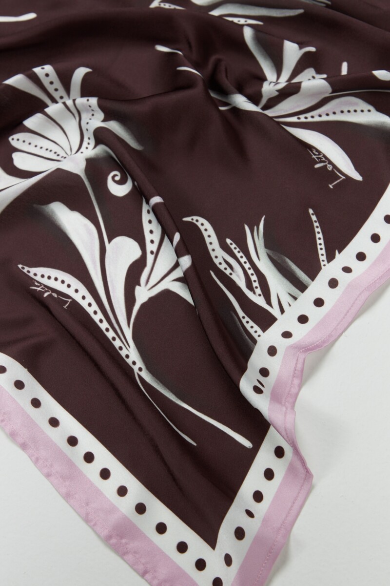 Pañuelo estampado floral chocolate