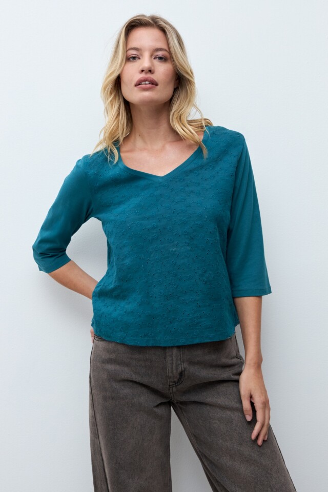 Remera escote V broderie verde petroleo