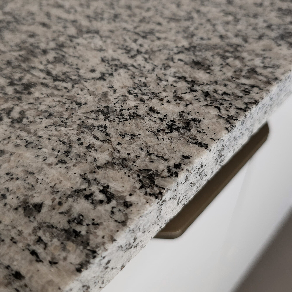 MESADA DE GRANITO GRIS PERLA CON PILETA IZQUIERDA CON HUECO PARA GRIFERÍA / 122X52 CM Mesada De Granito Gris Perla Con Pileta Izquierda Con Hueco Para Grifería / 122x52 Cm
