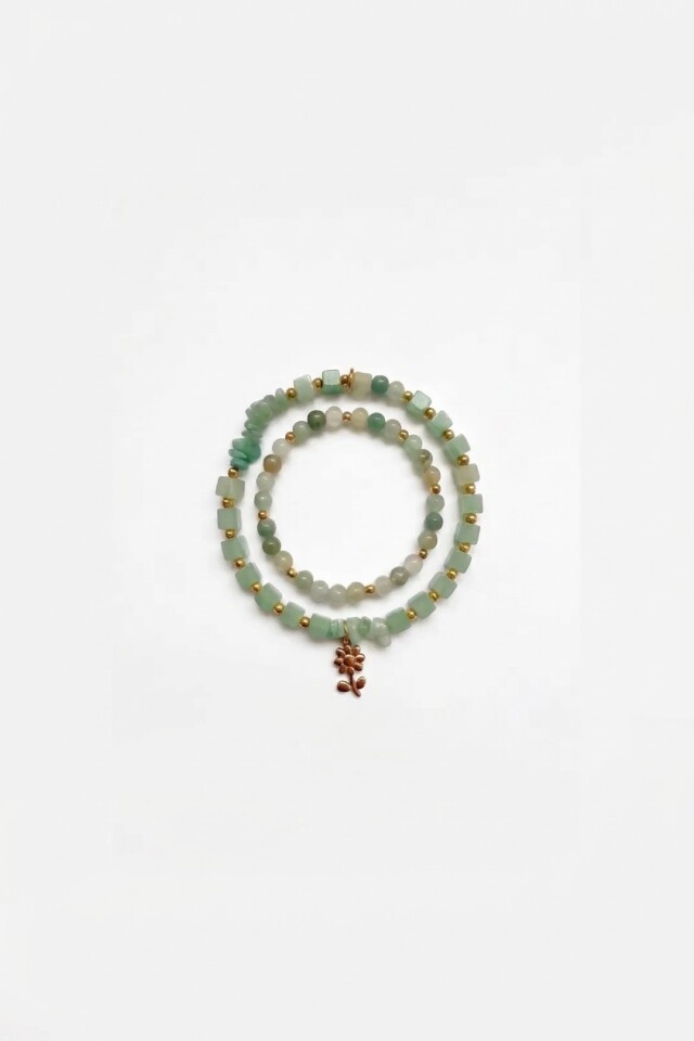 Pulsera piedras naturales con dije acero dorado