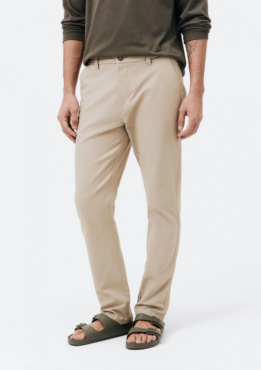 PANTALÓN TIPO GABARDINA MODELO CHINO - BEIGE 