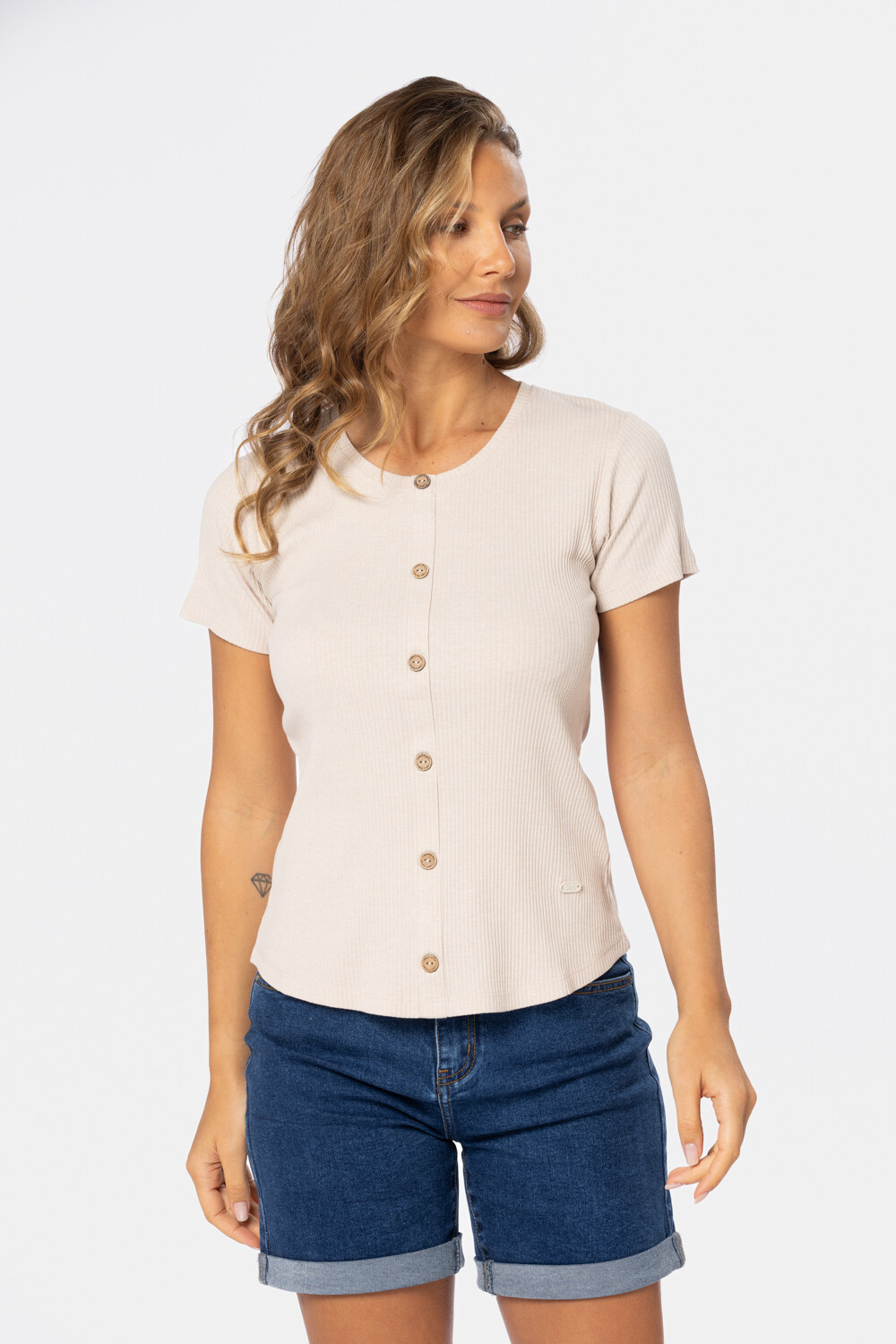 REMERA CON BOTONES Beige