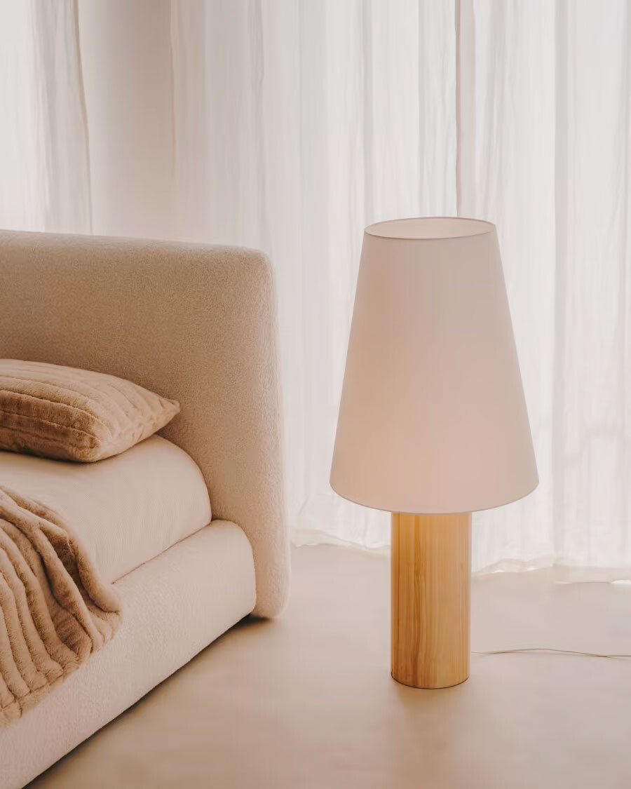 Lámpara de pie Marga de madera maciza con acabado natural con acabado natural