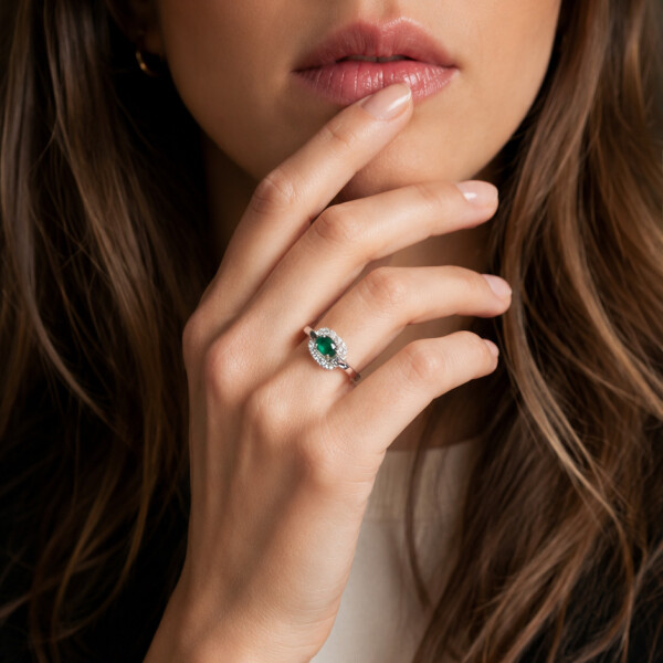Anillo Virelia de Oro Blanco 18k con Esmeralda y Brillantes Anillo Virelia de Oro Blanco 18k con Esmeralda y Brillantes