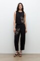 Pantalon barrel con aplique bordado negro