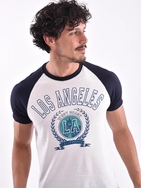 REMERA COLLAGE REGULAR ESTAMPADO 1