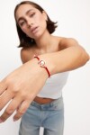 PULSERA DE HILO ROJO CON PERLA SHELL FORNITURA BAÑADA EN PLATA DE LEY. Pulsera