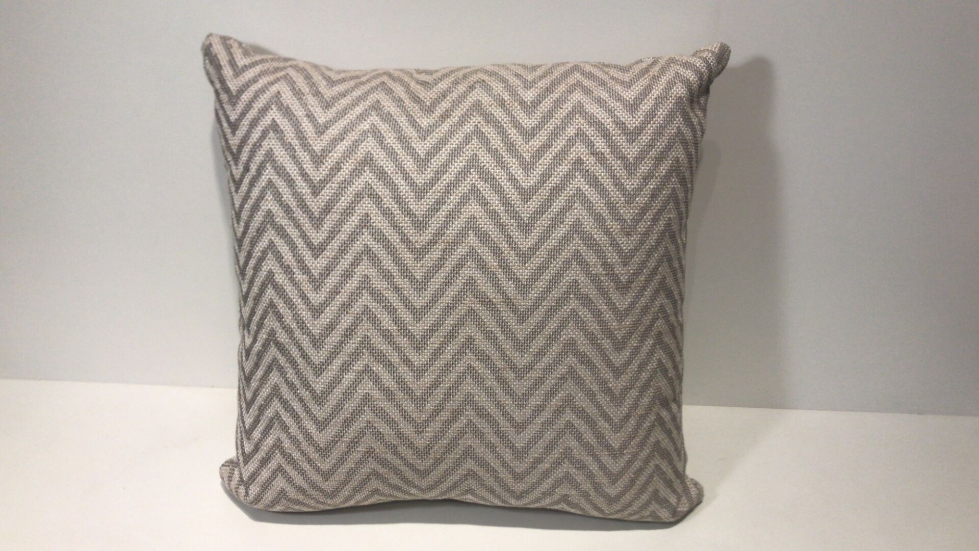 ALMOHADON 40X40 - TELA TRAMADA ZIG ZAG GRIS Y BEIGE 