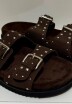 SANDALIA TIRAS TACHAS Chocolate