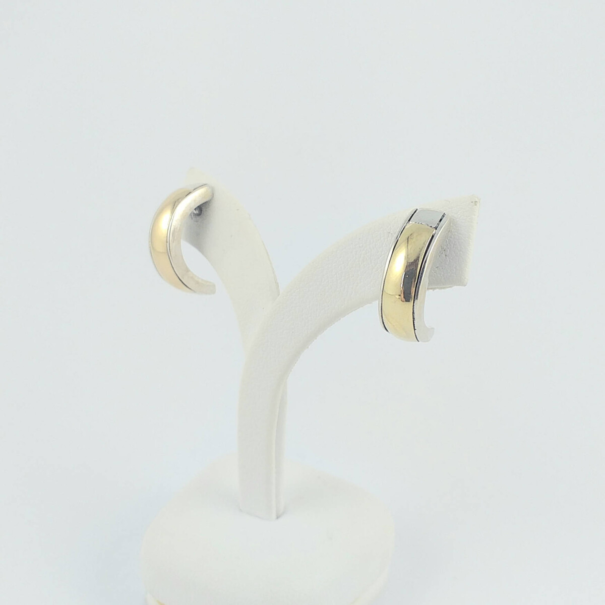 Caravanas de plata 925 con detalles de double en oro 18Ktes, medidas largo 16mm, ancho 6mm, cierre mariposa a presión. 