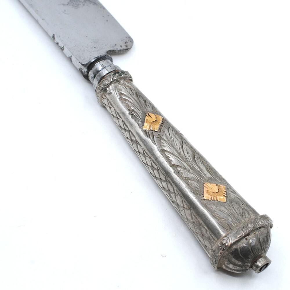 Cuchillo usado plata y oro. Hoja corneta Cuchillo usado plata y oro. Hoja corneta