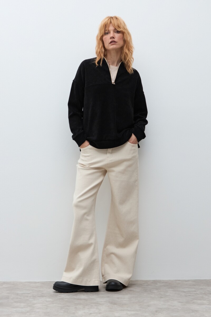 Sweater acanalado con cierre negro