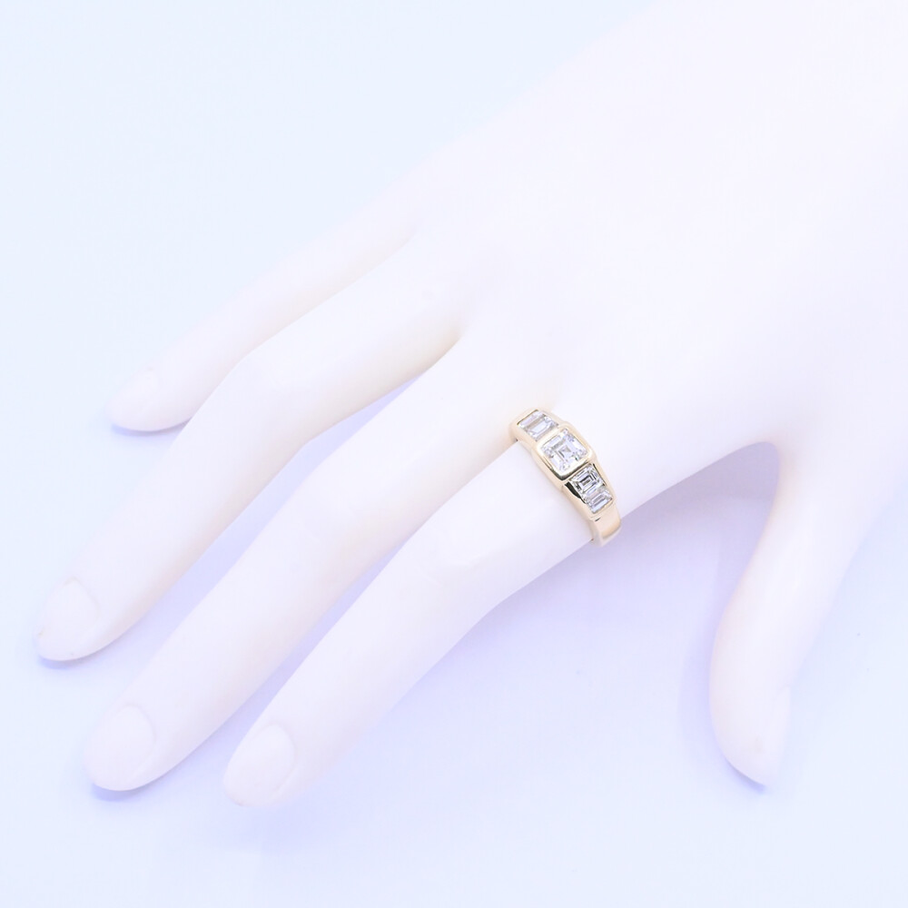 Anillo oro 18k y brillantes central carré y tallado esmeralda. Anillo oro 18k y brillantes central carré y tallado esmeralda.