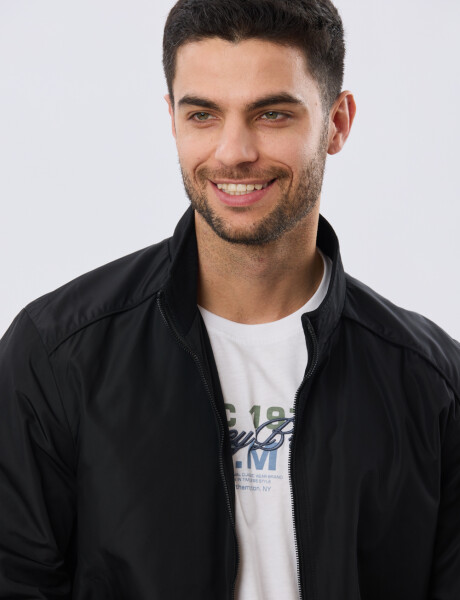 CAMPERA LIVIANA DE NYLON Negro