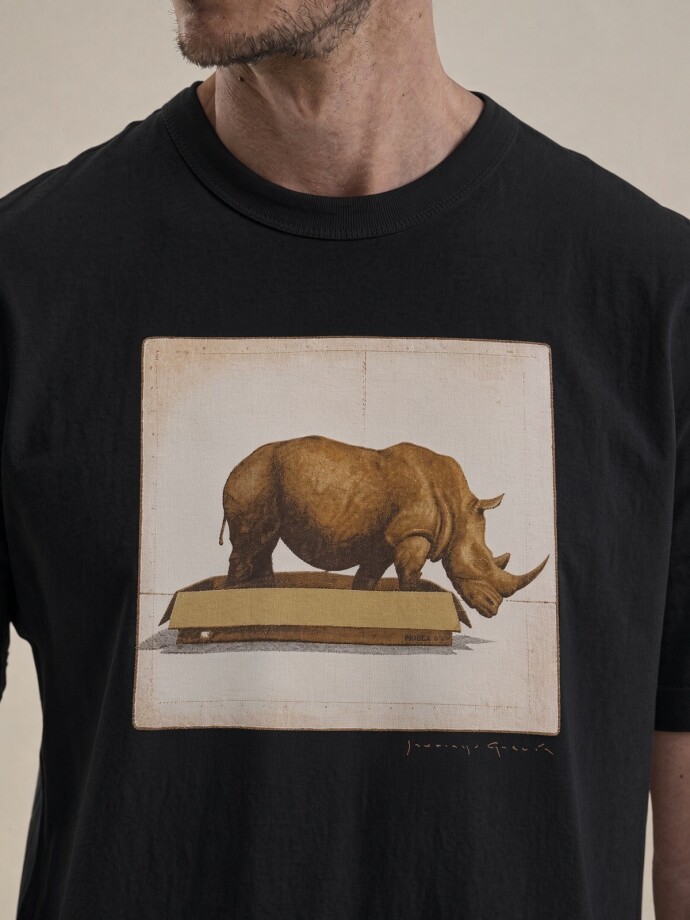 T-SHIRT ESTAMPA RINO NEGRO