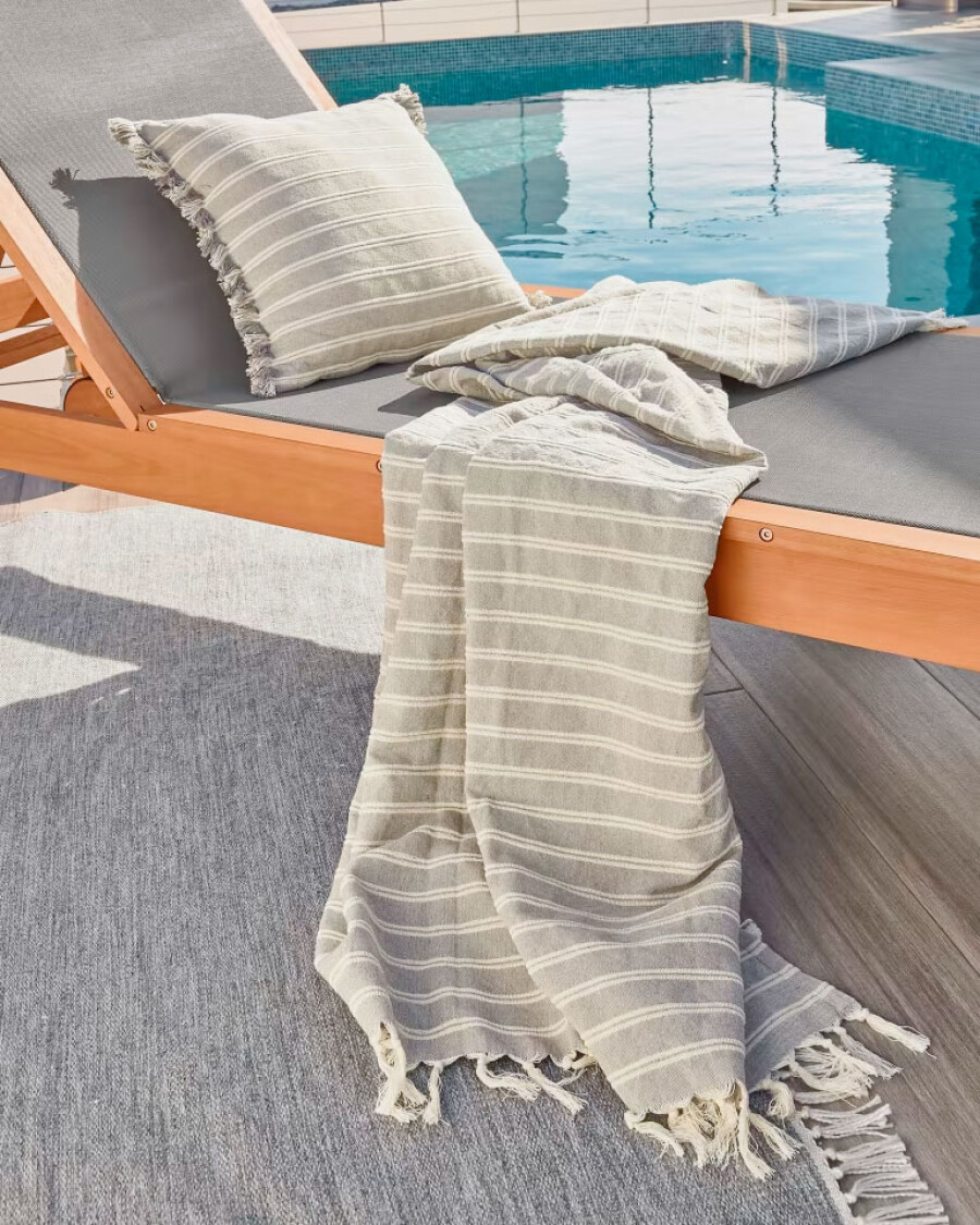 Reposera de exterior Caterin de madera maciza de eucalipto en color gris