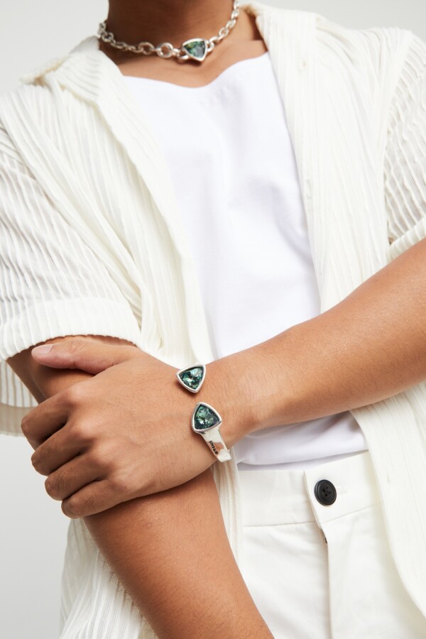 PULSERA GRUESA DE ALEACIÓN DE METALES BAÑADA EN PLATA DE LEY CON DOS CRISTALES FACETADOS VERDE Pulsera