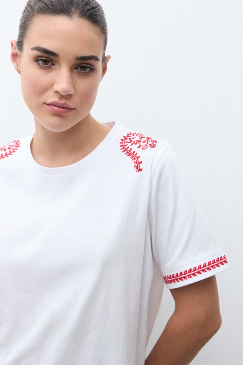 Remera con bordado boho blanco