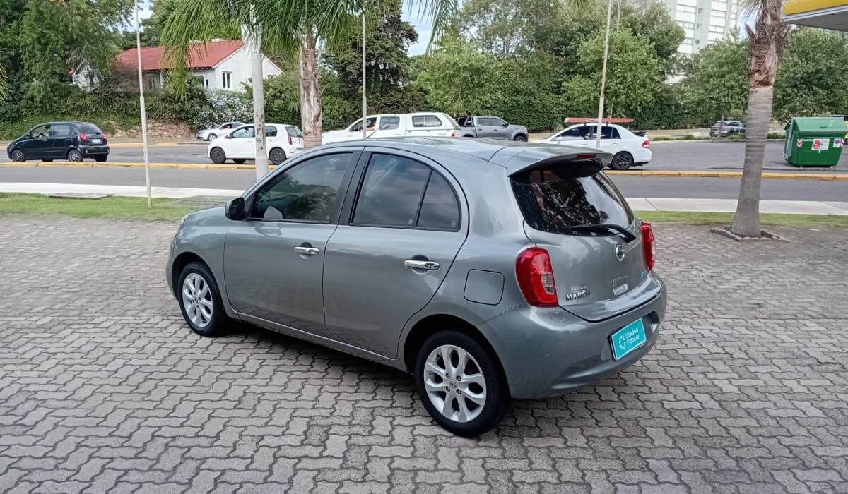 Nissan March Extra Full 1.6 - 2015 Nissan March Extra Full 1.6 - 2015