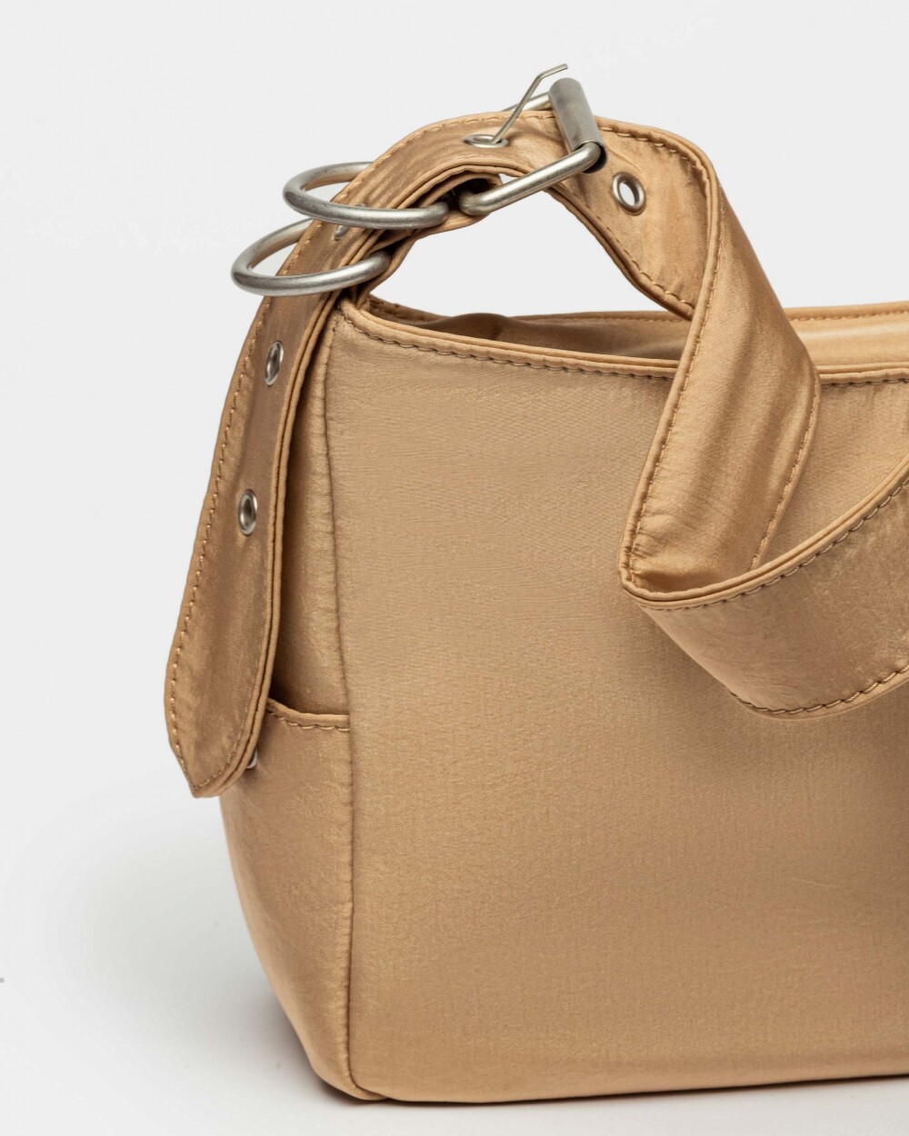 Cartera Al Hombro Gang Glamy En Nylon Metalizado