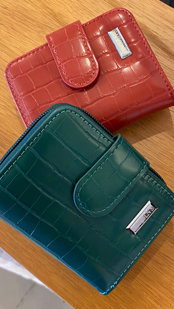 BILLETERA PALOMA VERDE INGLÉS