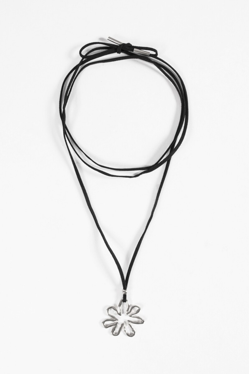Collar cordón dije flor contorno plateado