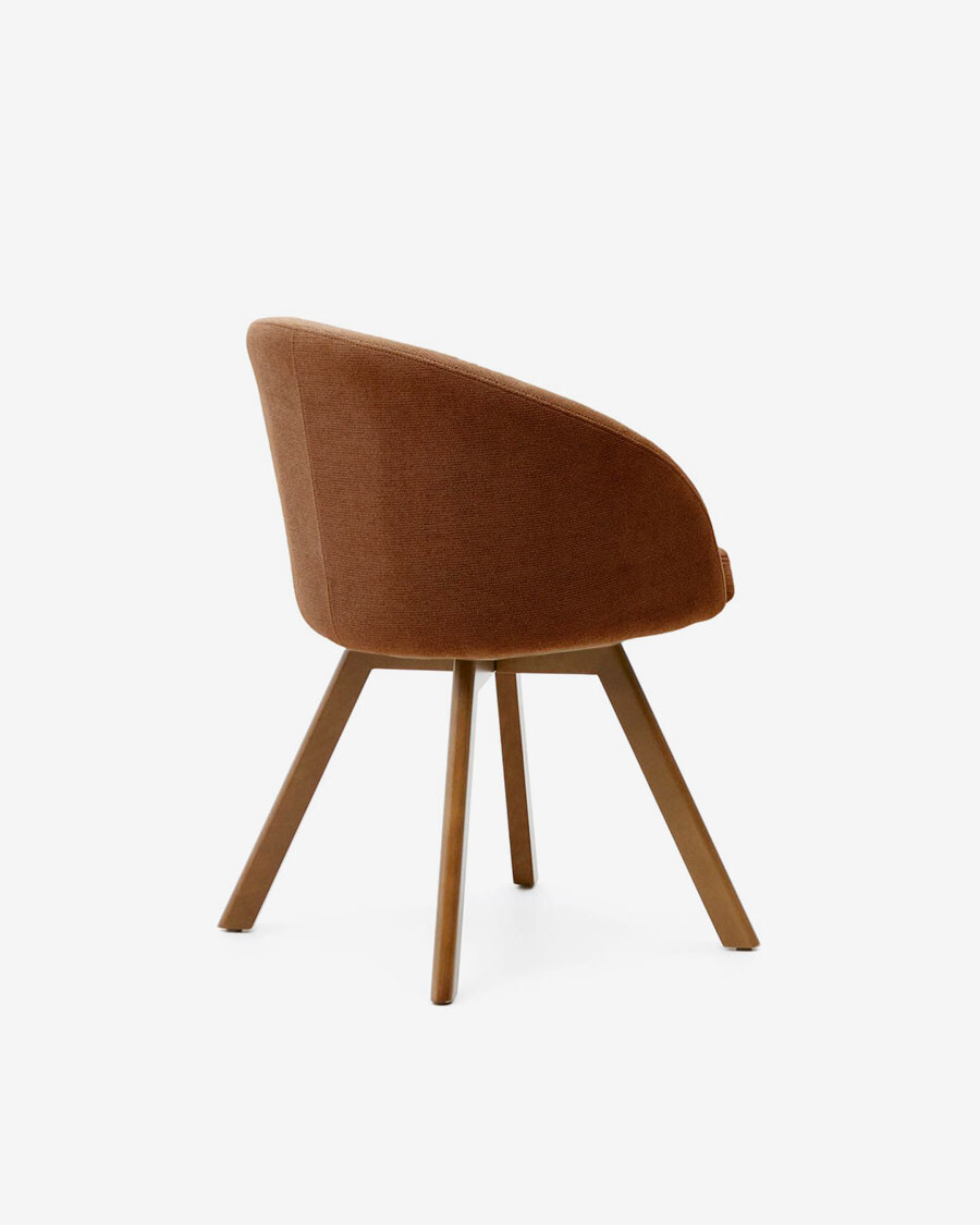 Silla giratoria Marvin chenilla marrón y patas de madera maciza de haya acabado nogal