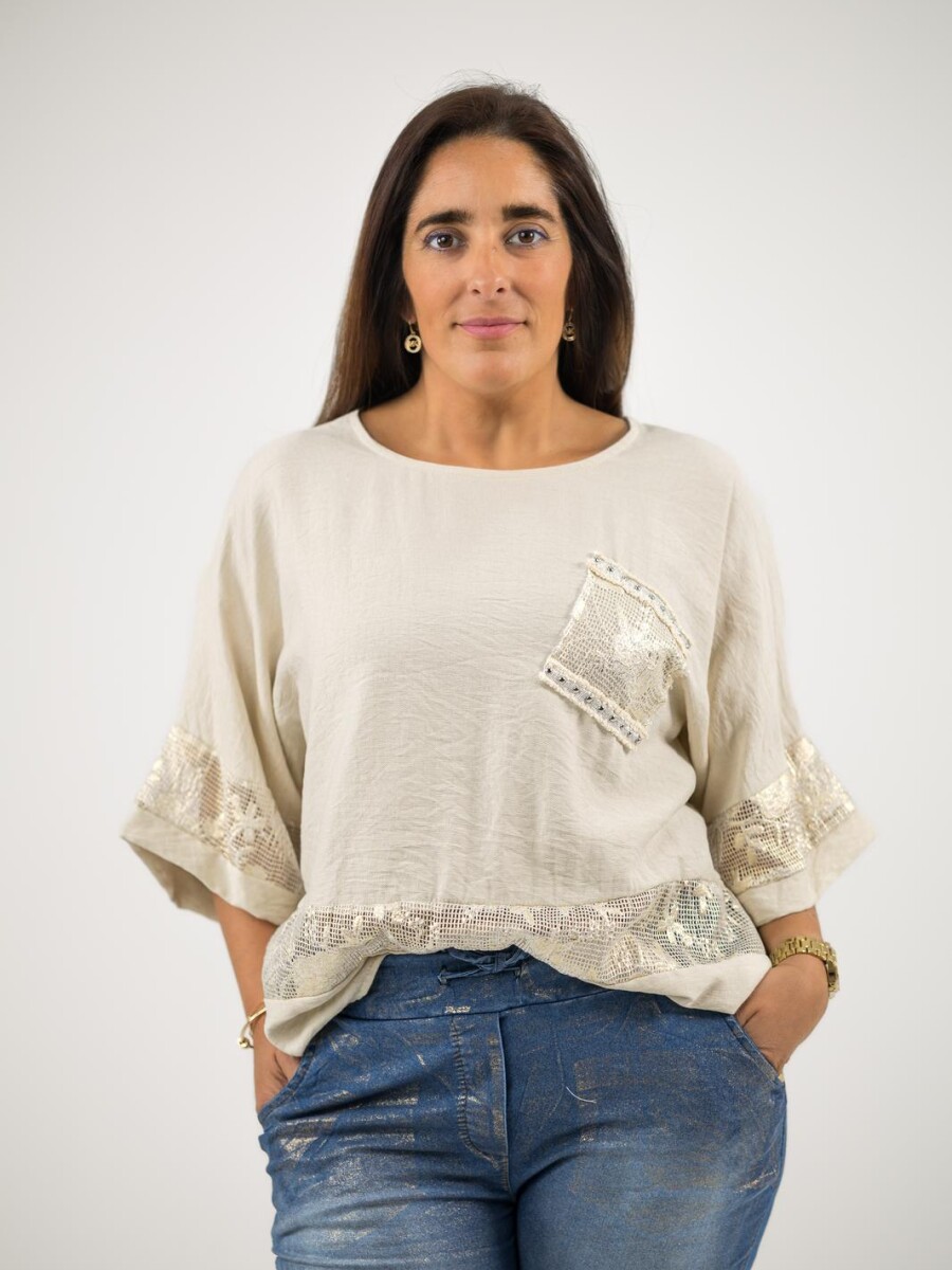 Blusa de viscosa con aplique dorado Beige