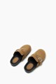 Zueco simil gamuza con hebilla beige