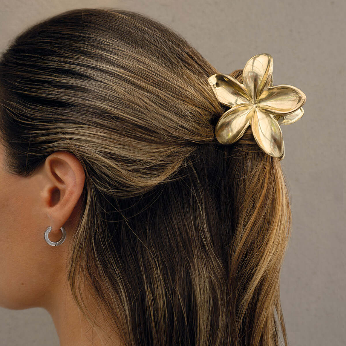 LILY PINZA FLOR DORADO 7CM 