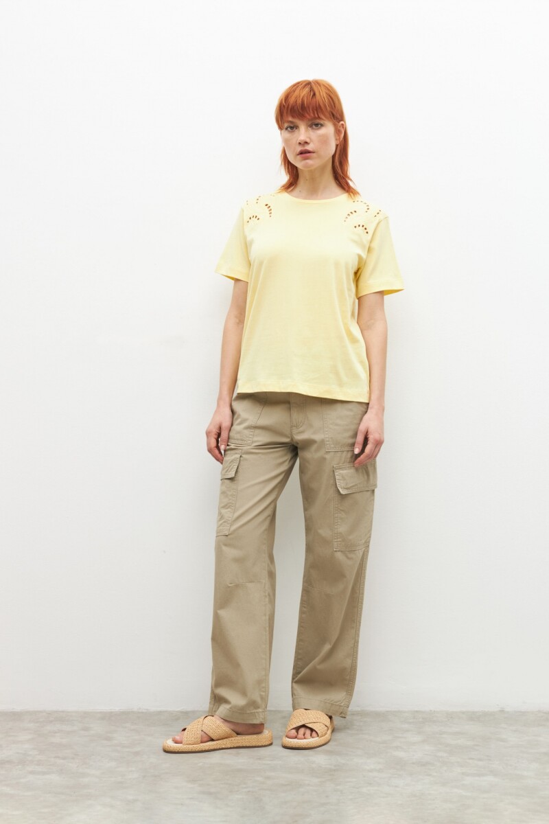 Remera con apliques bordados - amarillo 