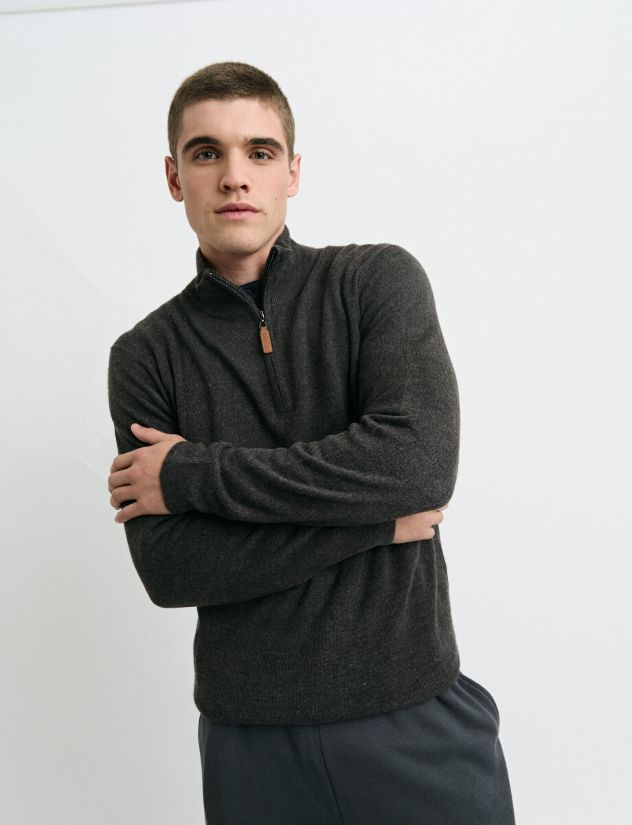 470415 REMERA HARRINGTON LABEL Gris Oscuro Melange