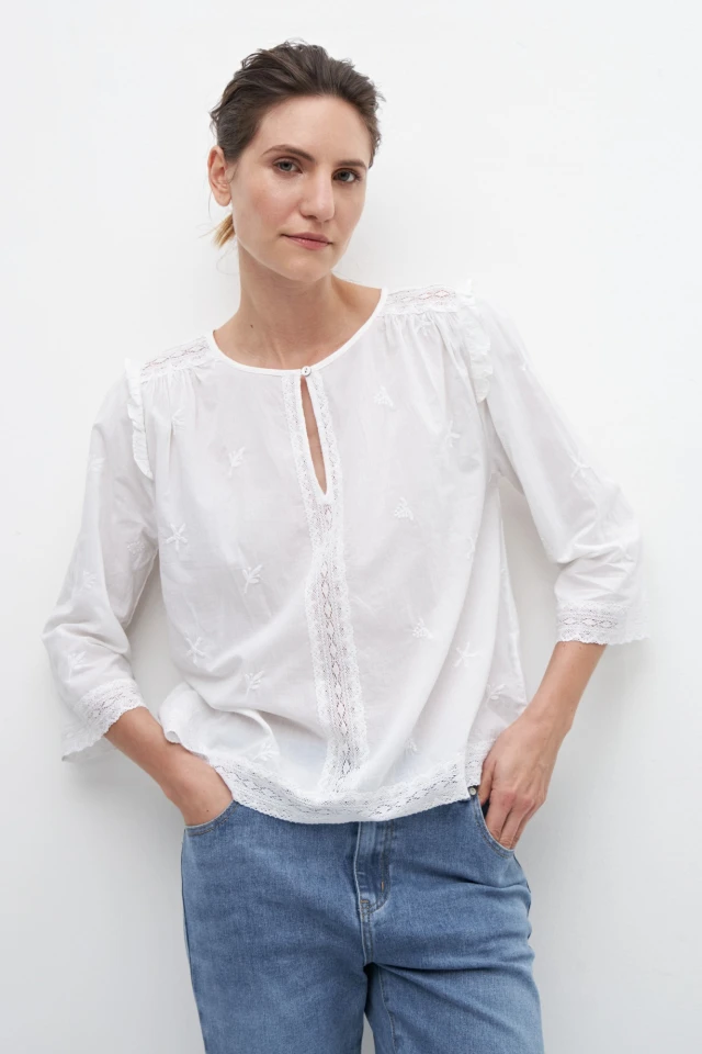 Blusa romántica con bordados blanco