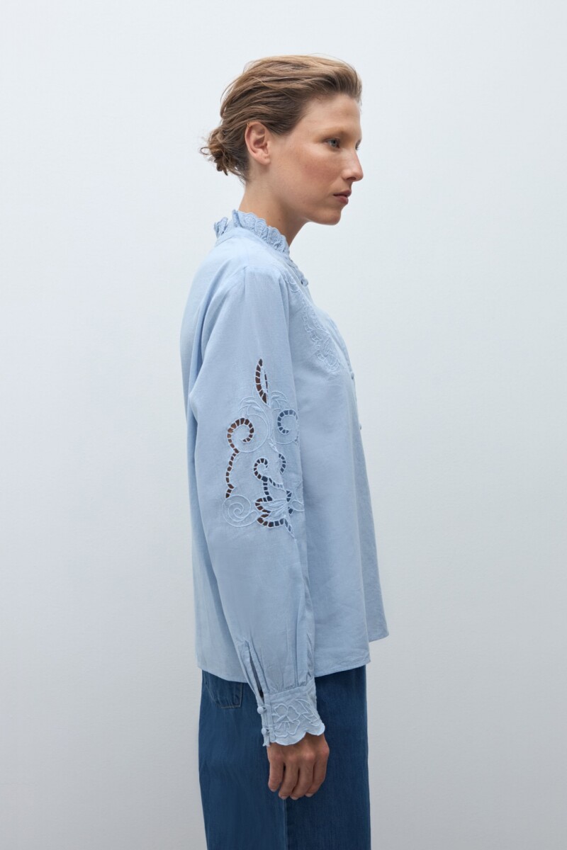 Camisa boho con bordados celeste