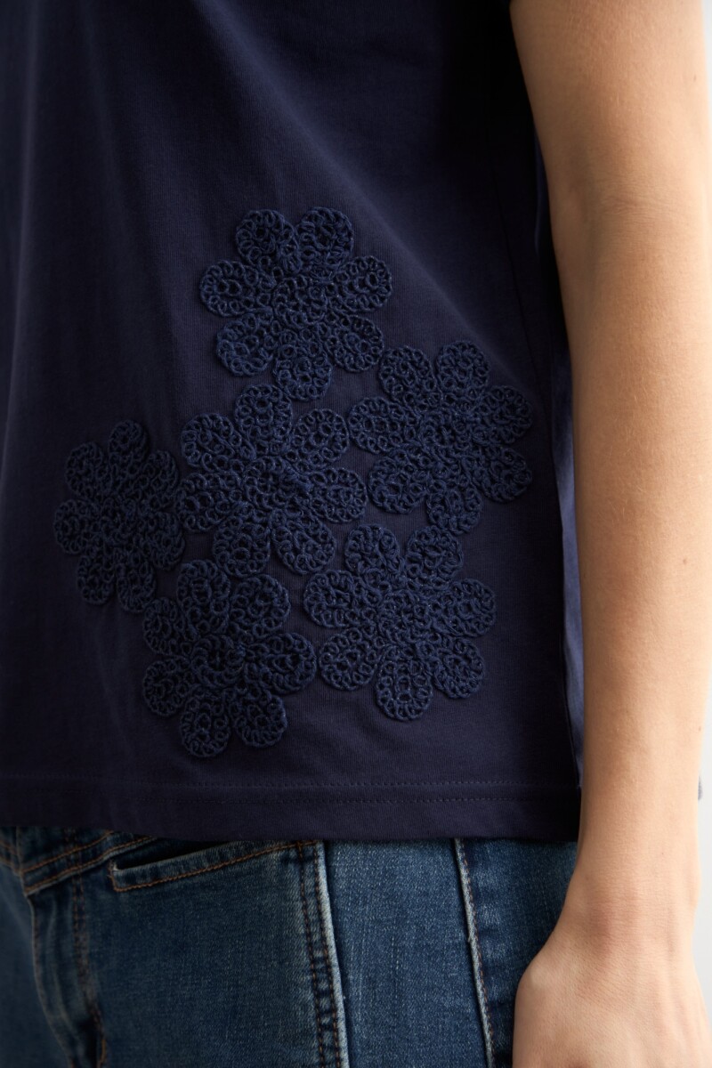 Remera flores de crochet azul marino